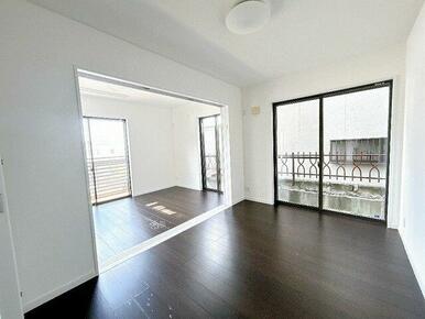 １Ｆの約６帖の洋室２部屋は、ドアを開ければ１部屋となり、広々とした空間としてもご利用できます。