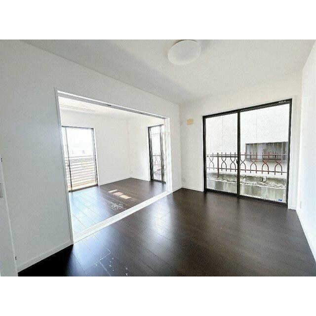 １Ｆの約６帖の洋室２部屋は、ドアを開ければ１部屋となり、広々とした空間としてもご利用できます。