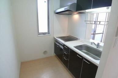 鏡面仕上げのブラックが印象的なキッチンは対面式となります☆