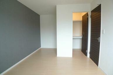 アクセントクロスが印象的な洋室は７．８帖のスペースとなります★　ウォークインクローゼットをご用意し…