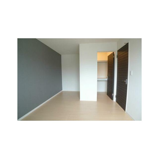 アクセントクロスが印象的な洋室は７．８帖のスペースとなります★　ウォークインクローゼットをご用意し…