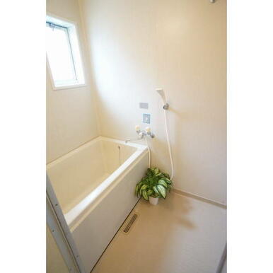 小窓付の明るい浴室