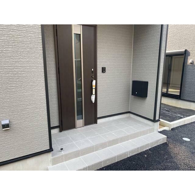 ダブルロックを採用しており、 鍵を複数にして侵入窃盗犯罪を防止する方法で、 解錠に時間をかけさせることと、抑止効果が期待できます。