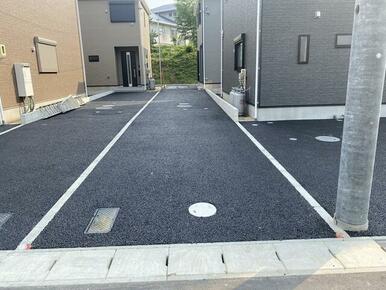 駐車場は2台駐車可能(車種による) 来客時にも対応可能☆