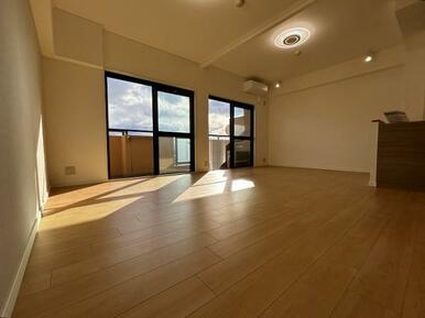 「LDK」バルコニーは南向き。最上階のため明るい光が差し込みます