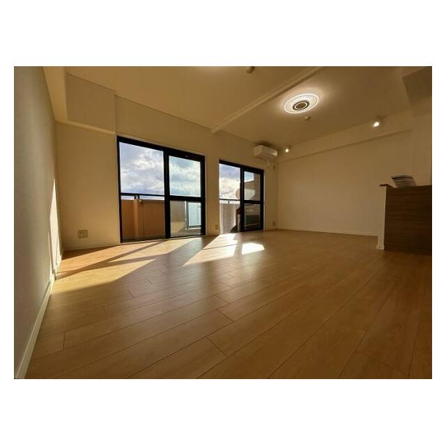 「LDK」バルコニーは南向き。最上階のため明るい光が差し込みます