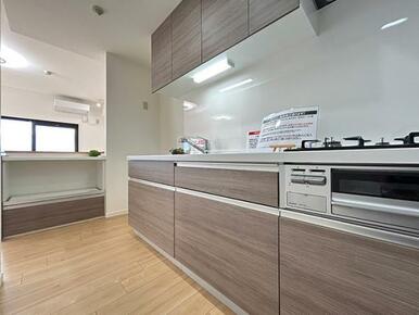 「キッチン」新品に交換済み。コンパクトながら使い勝手の良い配置となっております