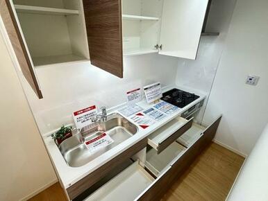「キッチン」収納スペースが充実しており、食器や調理器具、消耗品もまとめて収納できそうです
