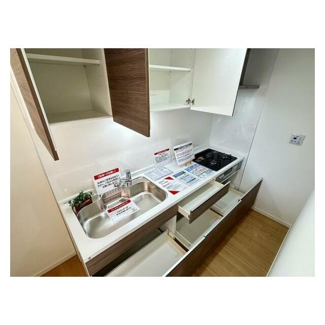 「キッチン」収納スペースが充実しており、食器や調理器具、消耗品もまとめて収納できそうです