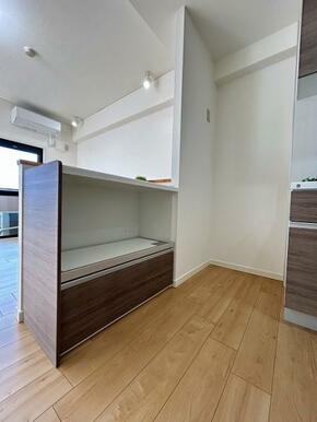 「キッチン」調理家電を収納できるカップボード付。新たに収納家具を用意する必要がありません