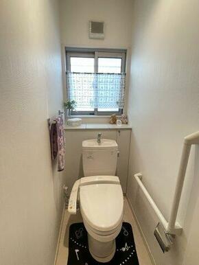 一階トイレは換気できる窓もついております。