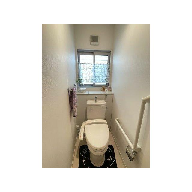 一階トイレは換気できる窓もついております。