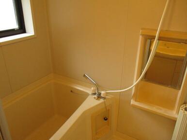 お風呂に窓が付いていて換気がしやすいです♪