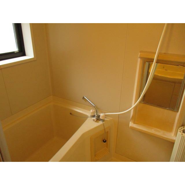 お風呂に窓が付いていて換気がしやすいです♪