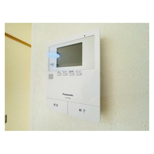 訪問者がひと目でわかるモニター付きインターホン完備！