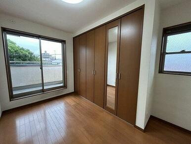 ３階南東側洋室　約５．９帖のお部屋です。