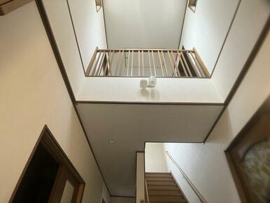 吹き抜けは明るく開放的ですね