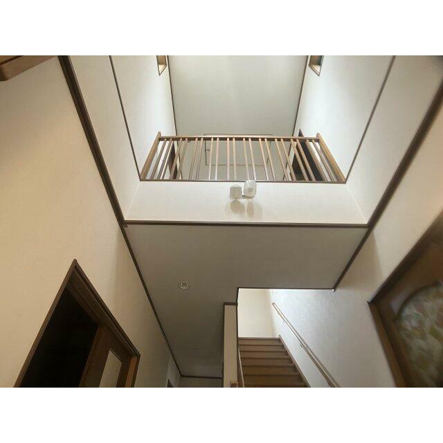 吹き抜けは明るく開放的ですね