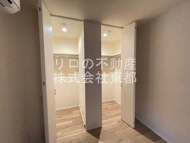 奥行のあるウォークインクローゼットならお荷物多い方でも安心☆