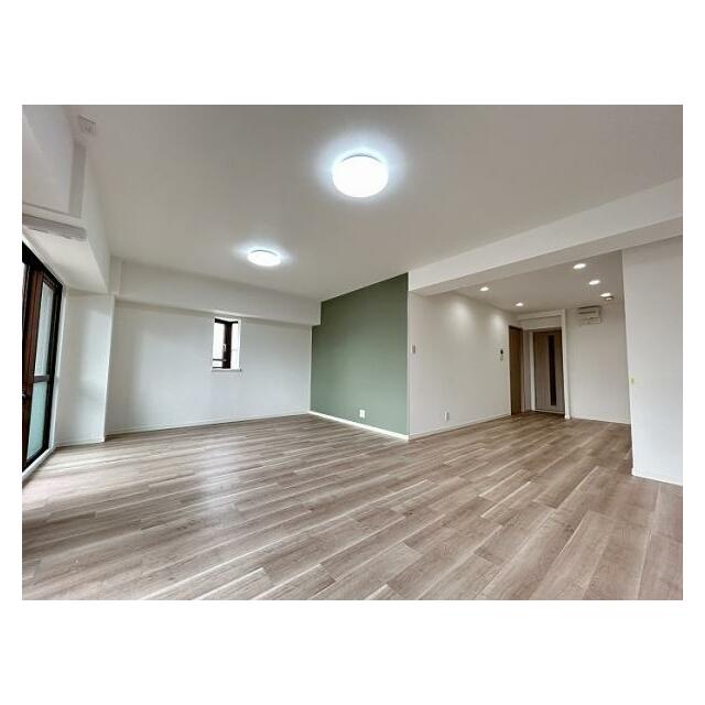 LDK「約18帖のLDKです。角部屋の為、風通し・日当たり良好です。」