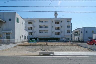 前面道路幅１０．７ｍ。整形地。