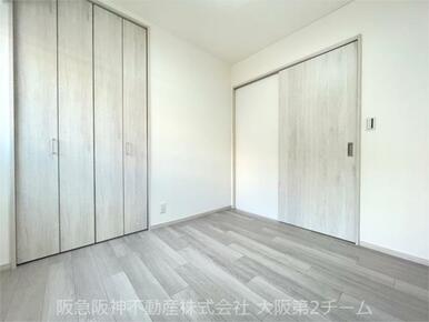 【洋室約４．２帖】全てのお部屋に収納があります。