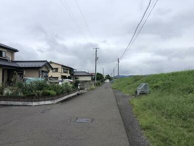 物件前公道：幅約４．８５ｍ　道路向い側は白石川堤防です。