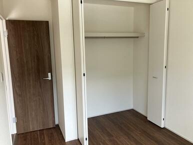 空間の使い方はいろいろ。服だけでなくさまざまなアイテムの収納にも◎（2号棟）