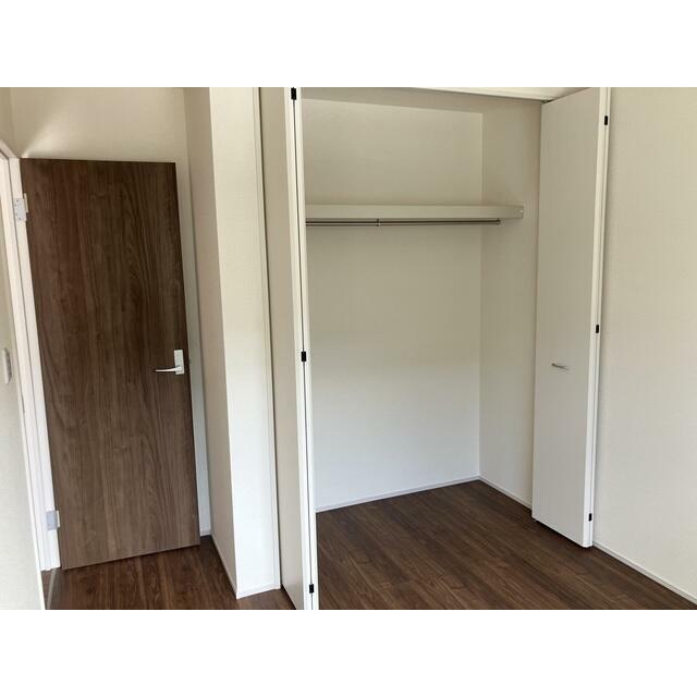 空間の使い方はいろいろ。服だけでなくさまざまなアイテムの収納にも◎（2号棟）