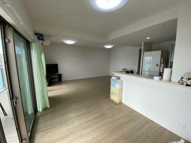 約20帖の広々リビングダイニングキッチンで人気のオープンカウンターキッチンになっています。南向き日当た