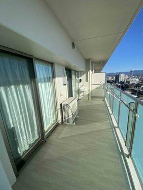 奥行約1.8ｍのゆとりのスペース、ガーデニングなどに便利なスロップシンク付き