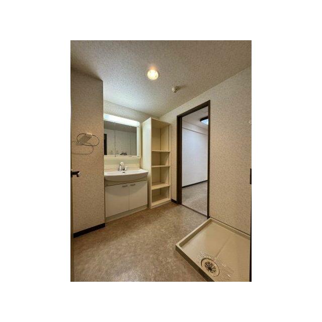 洗面台横に収納付き♪