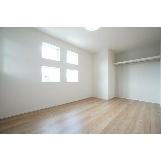 2階7帖洋室。アクセントクロスの色や柄でお部屋の雰囲気を変えています。