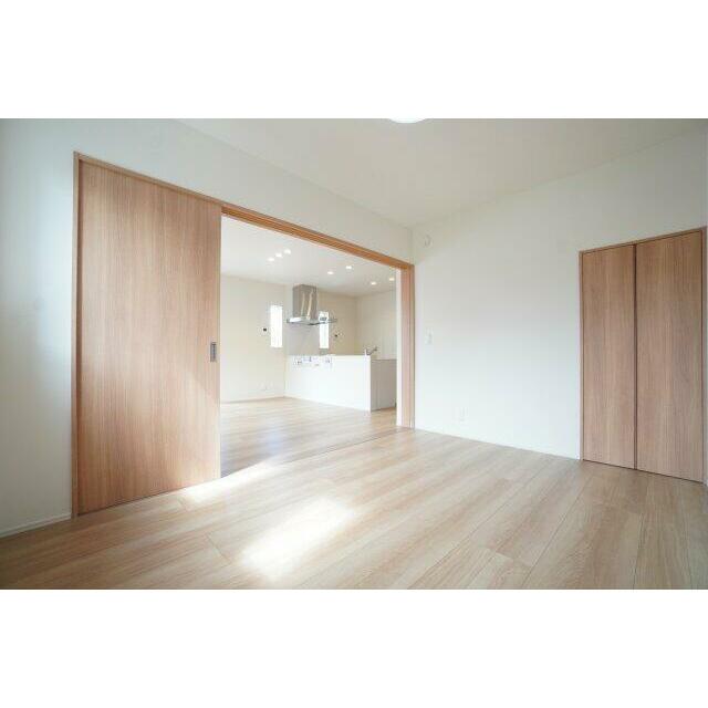 1階6帖洋室。小さなお子様を遊ばせる部屋や1階の寝室としても利用できます。