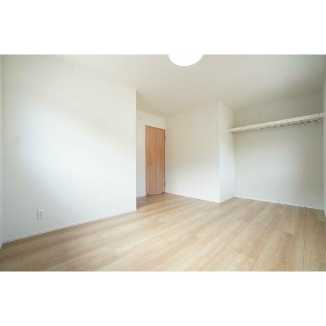 2階8帖洋室。オープンクローゼットは、お部屋の広さを最大限に使用できます。
