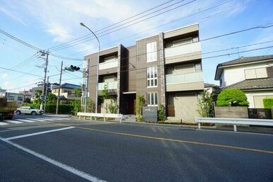 【外観】敷地形状を活かした建物配置、デザインとなっています