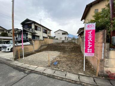 物件北側と東側は空いており、陽当り通風良好です。