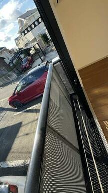 窓手摺