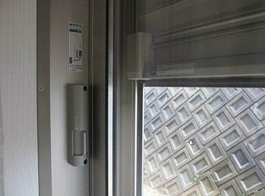 電動シャッター。降下中に障害物に当たると停止します