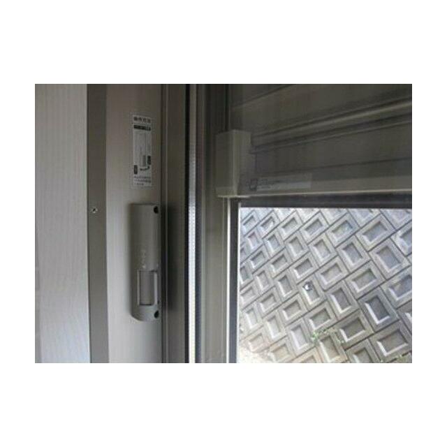 電動シャッター。降下中に障害物に当たると停止します