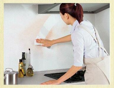キッチンパネル。汚れが染み込まないから頑固な汚れもサッと拭くだけでキレイに。