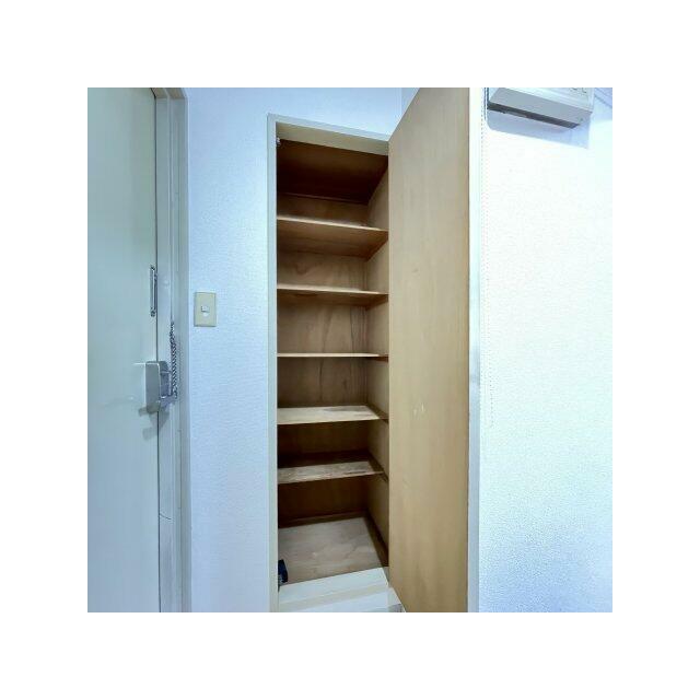 収納付きの玄関です