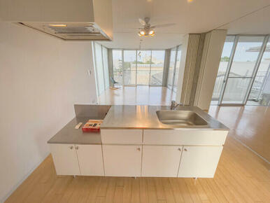 ★キッチンは人気の対面式♪★※照明は設備ではありません