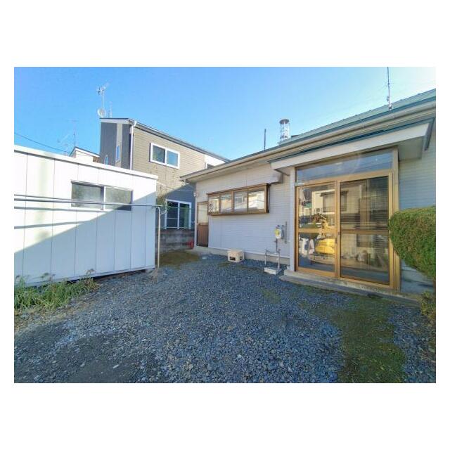 風除室有。建物の前は砂利敷です。