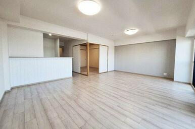 LDKはクロスやフローリングをきれいに貼替え済み。木目調のフローリングが温かみを演出します。