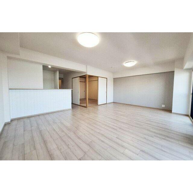 LDKはクロスやフローリングをきれいに貼替え済み。木目調のフローリングが温かみを演出します。