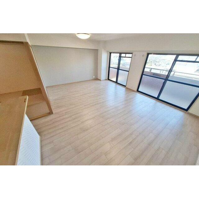 南西向きに面した、明るく開放的なリビングダイニング。