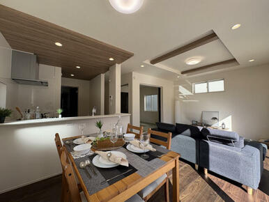 広々としたリビングが魅力的♪日当たりもよく居心地の良い空間です。自然と家族が集まりコミュニケーション