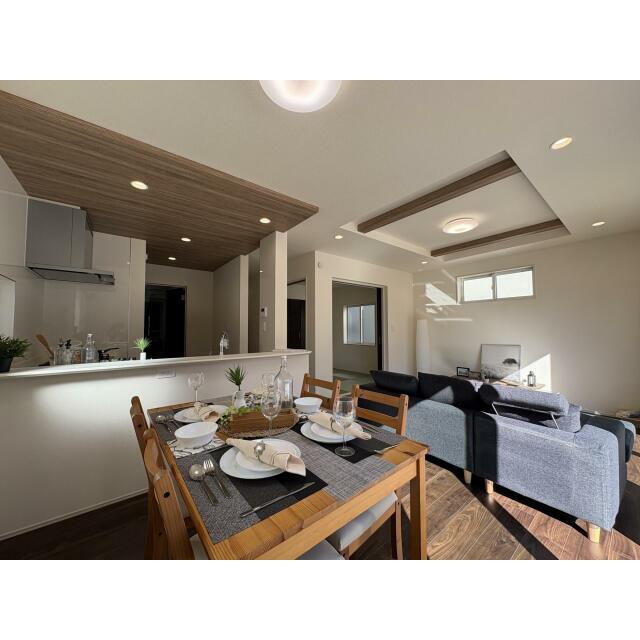 広々としたリビングが魅力的♪日当たりもよく居心地の良い空間です。自然と家族が集まりコミュニケーション