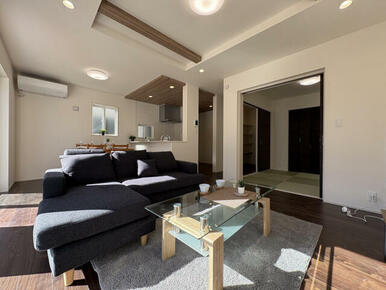 広々としたリビングが魅力的♪日当たりもよく居心地の良い空間です。自然と家族が集まりコミュニケーション